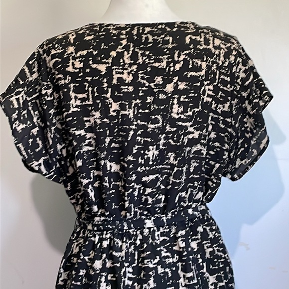 Mossimo Black Abstract Cut-Out Neck Line Lightweight Elastic Waist Pockets Dres - Picture 8 of 11